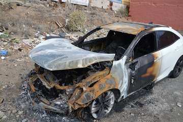 Imágenes de algunos de los vehículos afectados por los incendios en el parquin de Arnao y solar de Punto Fielato/TA.